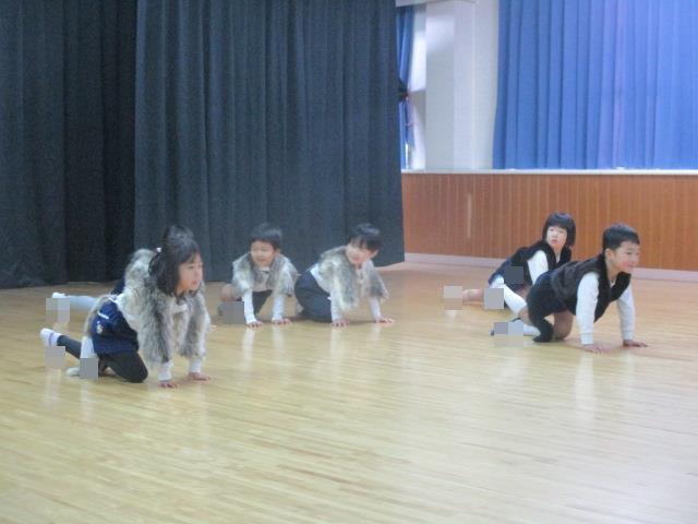 おおかみがお腹をすかせて獲物をねらっている場面です。