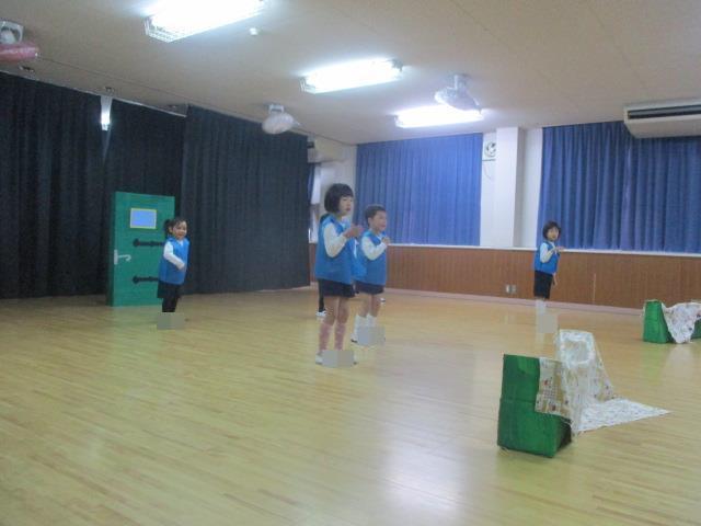 かわいいこやぎたちが家の中で楽しく遊んでいます。