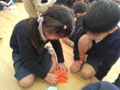 隣で優しく見守ってくれて、安心して折り紙を折る年少児です。