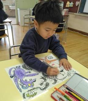 イバラに覆われた城で王子とドラゴンに変身した魔女が戦う場面を描いています。