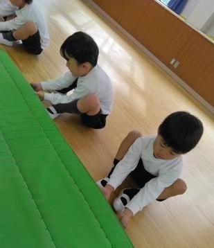 マットを使う準備をしています。