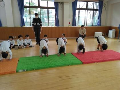 前転の仕方を教えてもらっています。