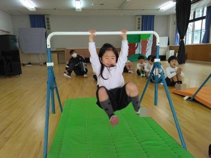 鉄棒ぶら下がりをしています。