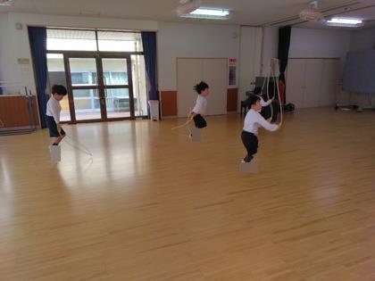 前跳びをしています。