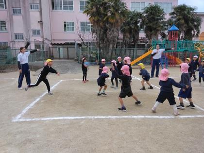 ドッジボールをしています。