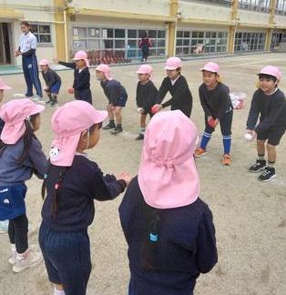 キャッチボールをしています。