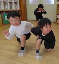 ピアノがとまったらポーズを決めて止まります。
