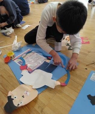 なわとびを跳んでいる自分を作っています。