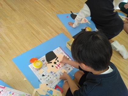 自分の顔を作っています。