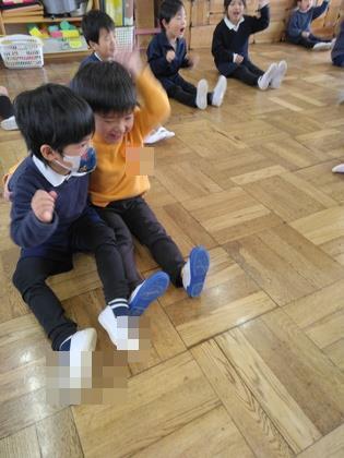 音楽に合わせて踊る