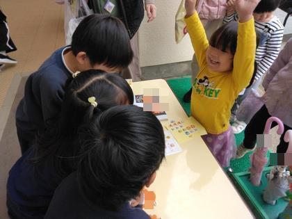 出席シールをはる