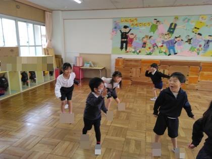 ピアノに合わせて歩いている
