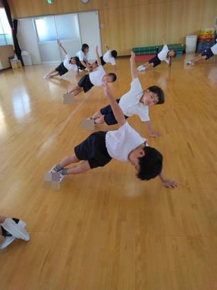バランス運動をしている