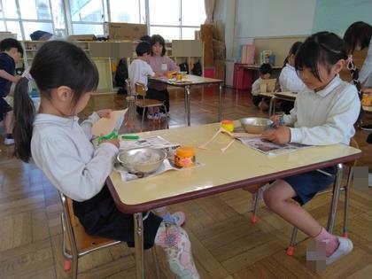 ちょうちょを作っている