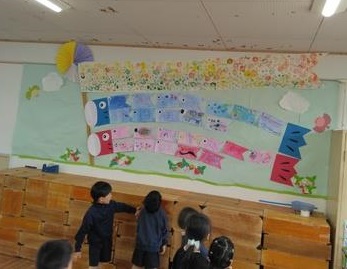 こいのぼりの出来上がりを見ている