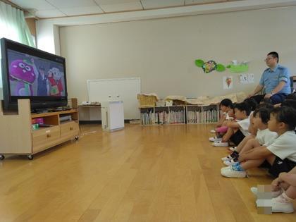 DVDをみている