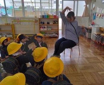 絵本をみているところ