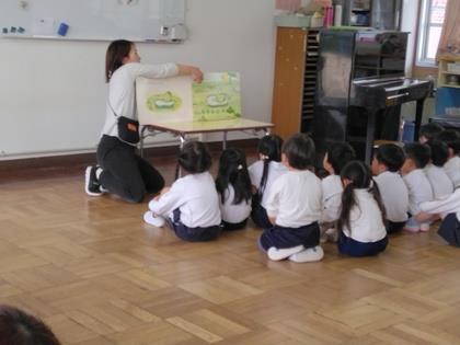 読み聞かせをしている