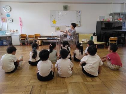 絵本を見ているところ
