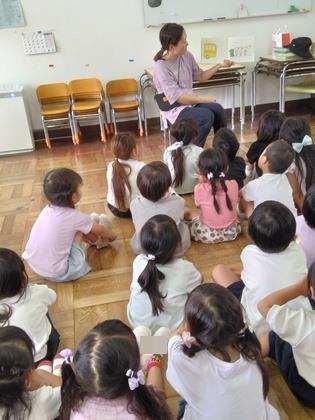 絵本の読み聞かせをしている