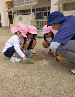園庭の砂を掘っている