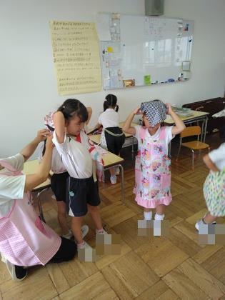 エプロンをつけている