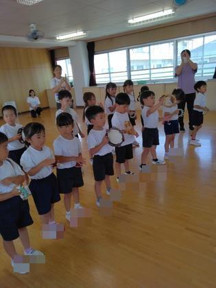 音楽に合わせて楽器を演奏している