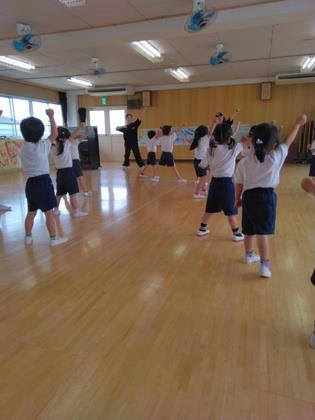 音楽に合わせてダンスを踊っている