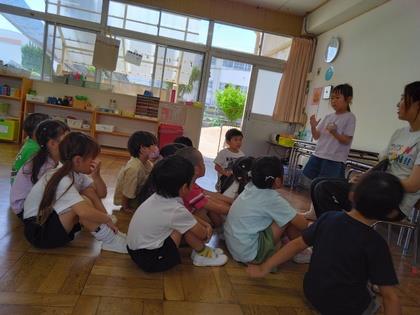 羽化したチョウをどうするか話し合っている