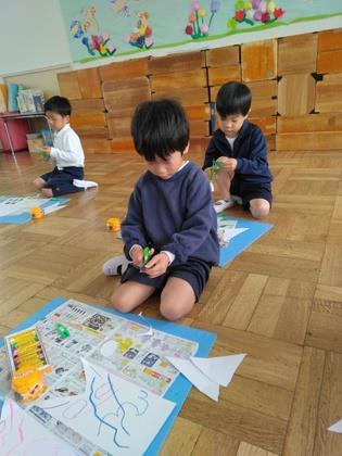 こいのぼりのしっぽや目を切っている