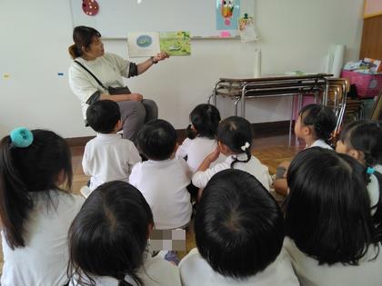 読み聞かせを聞いている