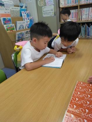 友達と一緒に本を読んでいる