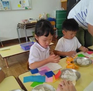 自分で決めた飾りを作っている