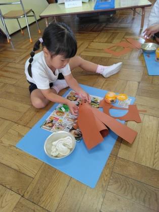 カブトムシを制作している