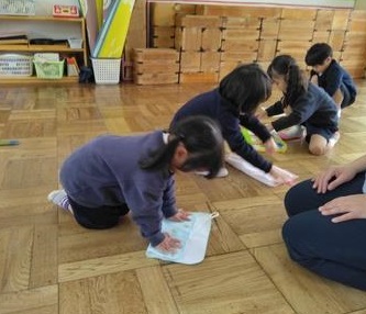 タオルをたたんでいる