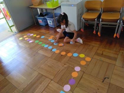 様々な形や色の画用紙を並べている
