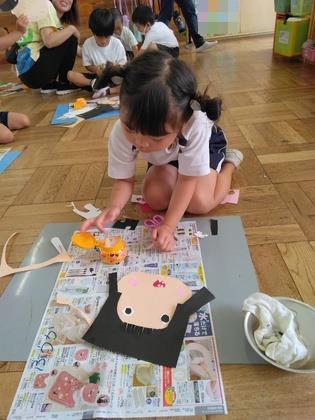 顔のいろいろな部分を工夫しながら作っている