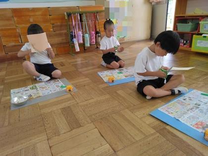 画用紙で顔の形を切っている