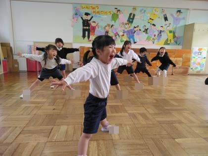 音楽にあわせてケンパをしている