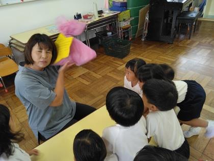 プレゼントの中が何かを話している