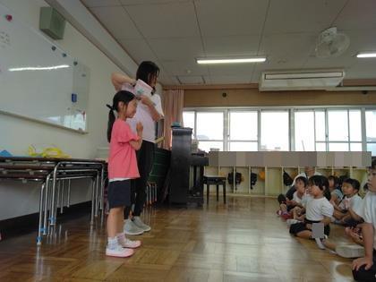 実際に歯ブラシを使って歯を磨いている