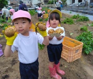 掘れたおイモに大喜びの子どもたち