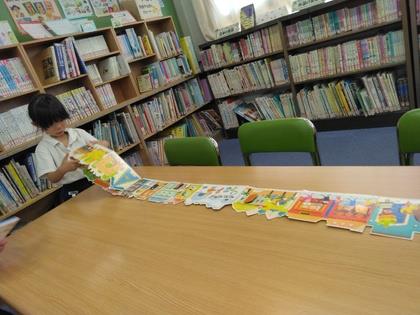 長い絵本を広げている