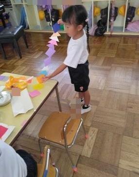 できた飾りを伸ばして見ている