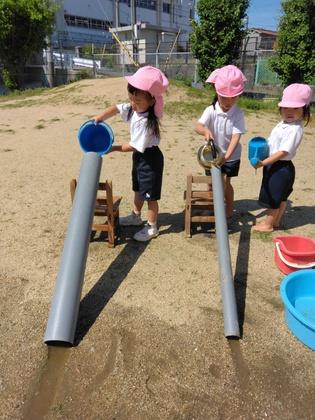 年少組が樋に水を流している