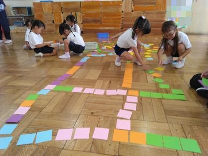 画用紙を並べたり、工作をしたりしている