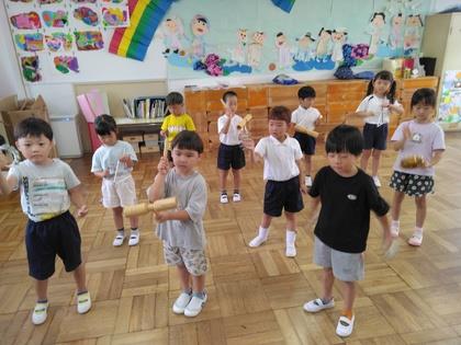 年長組が楽器をならしているところ