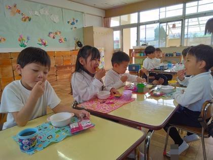きりん組がおやつをたべているところ