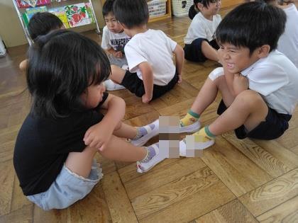 にらめっこをしている