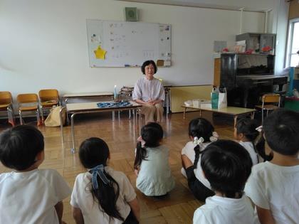 おだんごぱんのおはなしを聞いているところ